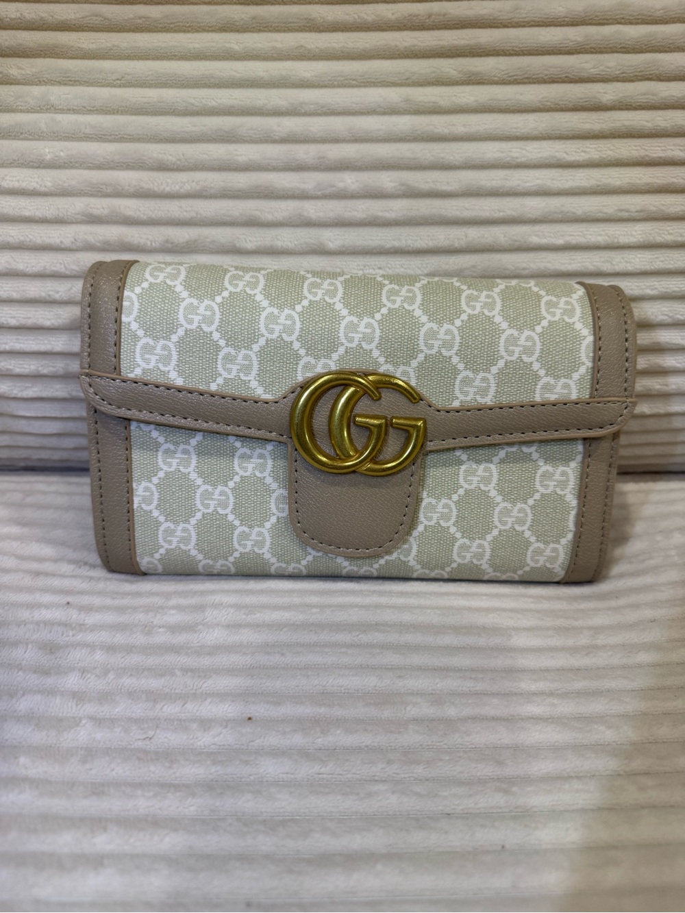Gucci Beige GG Supreme Small Wallet with Gold Double G - Picture 1 of 3